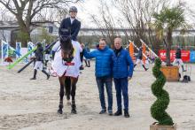 Foto: Mathies Rüder und Kasa Kasa - erste Sieger des zweiten Turniertages in der Youngster-Tour. Jörg Naeve und Richter Dieter Mehrens (re.) gratulieren - Fotograf: C. Beeck