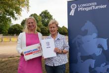 Foto: Die Hessische Ministerin für Familie, Senioren, Sport, Gesundheit und Pflege, Diana Stolz überreicht den symbolischen Scheck in Höhe von 100.000 Euro an die Präsidentin des WRFC, Kristina Dyckerhoff - Fotograf: Frank Hennig Foto: Die Hessische Ministerin für Familie, Senioren, Sport, Gesundheit und Pflege, Diana Stolz überreicht den symbolischen Scheck in Höhe von 100.000 Euro an die Präsidentin des WRFC, Kristina Dyckerhoff - Fotograf: Frank Hennig