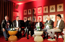 Foto: (v.l.n.r.I): Moderator Carsten Sostmeier entlockte den Podiumsgästen Holger Hetzel, Franka Lehfeldt, Stefan Aust, Emile Hendrix und Rene Dittmer spannende, interessante, aber auch nachdenkliche wie lustige Aussagen. - Fotograf: Hartwig Foto: (v.l.n.r.I): Moderator Carsten Sostmeier entlockte den Podiumsgästen Holger Hetzel, Franka Lehfeldt, Stefan Aust, Emile Hendrix und Rene Dittmer spannende, interessante, aber auch nachdenkliche wie lustige Aussagen. - Fotograf: Hartwig