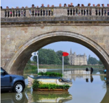 Foto: die berühmte Lion Bridge vor Burghley House - Fotograf: © Britain Tours & More