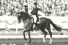 Foto: Vom ersten Bundeschampionat 1976 zum Olympiasieg : Vize-Bundeschampion Ahlerich und sein Reiter Dr. Reiner Klimke. - Fotograf: Archiv Pferdesport Deutschland (c) Hugo Czerny Foto: Vom ersten Bundeschampionat 1976 zum Olympiasieg : Vize-Bundeschampion Ahlerich und sein Reiter Dr. Reiner Klimke. - Fotograf: Archiv Pferdesport Deutschland (c) Hugo Czerny