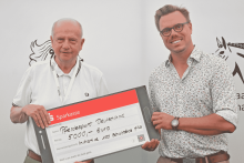 Foto: Martin Richenhagen nahm den Scheck für 100 Schulpferde plus von Florian Franzpötter entgegen. - Fotograf: Wulf Rohwedder Foto: Martin Richenhagen nahm den Scheck für 100 Schulpferde plus von Florian Franzpötter entgegen. - Fotograf: Wulf Rohwedder
