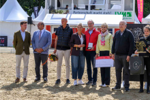 Foto: Am Samstag überreichte die Parlamentarische Staatssekretärin und stellvertretende CDU-Bundesvorsitzende Silvia Breher MdB (Mitte), Beauftragte der Bundesregierung für Tierschutz, die BMLEH-Sonderehrenpreis an die erfolgreichen Züchterinnen und Züchter.- Fotograd: © Equitaris/Gesina Grömping Foto: Am Samstag überreichte die Parlamentarische Staatssekretärin und stellvertretende CDU-Bundesvorsitzende Silvia Breher MdB (Mitte), Beauftragte der Bundesregierung für Tierschutz, die BMLEH-Sonderehrenpreis an die erfolgreichen Züchterinnen und Züchter.- Fotograd: © Equitaris/Gesina Grömping