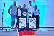 Foto: Bundestrainer Kai Vorberg (l.), die ehemalige Bundestrainerin Ulla Ramge (2. v. l.) und Koordinatorin Karin Terharen (r.) verabschiedeten Linda Stenzel und Christian Peiler bei der DM in Münster. - Fotograf: privat 