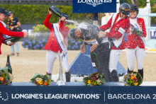 Foto: Das deutsche Team sicherte sich erneut den Nationenpreissieg beim Finale in Barcelona. Für Bundestrainer Otto Becker gab es eine ordentliche Sektdusche - Fotograf: FEI/Leanjo de Koster Foto: Das deutsche Team sicherte sich erneut den Nationenpreissieg beim Finale in Barcelona. Für Bundestrainer Otto Becker gab es eine ordentliche Sektdusche - Fotograf: FEI/Leanjo de Koster