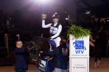 Foto: Für Paula de Boer-Schwarz war es der erste Sieg im Indoor Eventing - Fotograf: reitsport-hellmann.de Foto: Für Paula de Boer-Schwarz war es der erste Sieg im Indoor Eventing - Fotograf: reitsport-hellmann.de