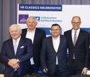 Foto: "Partner aus Überzeugung: Veranstalter Ullrich und Francois Kasselmann (links u. 2.v.r.), Ulf Paetau von den Volksbanken Raiffeisenbanken (2.v.l.) und Dirk Dejewski von der VR Bank zwischen den Meeren (r.)” - Fotograf: Veranstalter