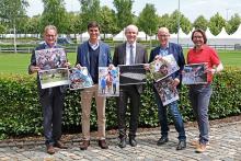 Foto: Die Jury (v.l.) mit einigen der Wettbewerbsbeiträgen: Frank Kemperman, Juan Matute, Erich Timmermanns, Andreas Müller und Michael Strauch - Fotograf: CHIO Aachen Foto: Die Jury (v.l.) mit einigen der Wettbewerbsbeiträgen: Frank Kemperman, Juan Matute, Erich Timmermanns, Andreas Müller und Michael Strauch - Fotograf: CHIO Aachen