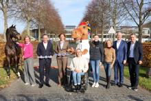 Foto: kann kostenlos verwendet werden und hiFoto: Teilnehmer der Pressekonferenz anlässlich der Vorstellung des Allianz Parks. Von links nach rechts: Wallach Tokyo, Birgit Rosenberg (Vorstandsmitglied ALRV), Dr. Klaus-Peter Röhler (Mitglied des Vorstands der Allianz SE), Stefanie Peters (ALRV-Präsidentin), Gianna Regenbrecht (Para-Dressurreiterin), CHIO Aachen-Maskottchen Karli, Semmieke Rothenberger (Dressurreiterin), Meredith Michaels-Beerbaum - Fotograf: CHIO Aachen/Andreas Steindl