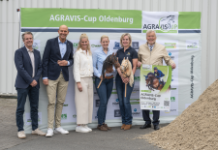 Foto: Der Reitboden ist bereit, um bald wieder in der EWE-Arena verteilt zu werden. Zur Pressekonferenz in Oldenburg trafen sich (v.l.): Oliver Schulze Brüning (sportlicher Leiter), Olaf Krause (Geschäftsführer Equovis GmbH), Alexandra Wunsch (AGRAVIS), Clara Blau, Bernadette Brune, Michael George (Vorsitzender Pferdesportverband Weser-Ems Foto: Der Reitboden ist bereit, um bald wieder in der EWE-Arena verteilt zu werden. Zur Pressekonferenz in Oldenburg trafen sich (v.l.): Oliver Schulze Brüning (sportlicher Leiter), Olaf Krause (Geschäftsführer Equovis GmbH), Alexandra Wunsch (AGRAVIS), Clara Blau, Bernadette Brune, Michael George (Vorsitzender Pferdesportverband Weser-Ems
