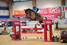 Foto: Brianne Beerbaum holt sich den ersten und zweiten Platz im Großen Preis, dem Preis der "CWD Munich Young Talents powered by Happy Horse" - Fotograf: Fotoagentur Dill Foto: Brianne Beerbaum holt sich den ersten und zweiten Platz im Großen Preis, dem Preis der "CWD Munich Young Talents powered by Happy Horse" - Fotograf:Fotoagentur Dill