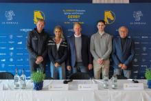 Foto: Freuen sich auf die bevorstehenden Derbytage: v.l. André Thieme, Kristina Anrecht (Anrecht Investment), Matthias Rath (Turnierleitung), Moritz Treffinger, Rainer Schwiebert (Dressurkoordinator) - Fotograf: Lukasz Kowalski