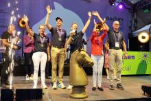 Foto: Die deutsche Dressur-Equipe waren die ersten Medaillengewinner, die auf der Bühne des Aachen WM Specials vom Publikum in der Innenstadt gefeiert wurden (v.l.n.r.): Isabell Werth, Frederic Wandres, Raphael Netz, Bundestrainerin Monica Theodorescu und Klaus Roeser, Equipechef des deutschen Dressur-Teams - Fotograf: ALRV/Andreas Steindl Foto: Die deutsche Dressur-Equipe waren die ersten Medaillengewinner, die auf der Bühne des Aachen WM Specials vom Publikum in der Innenstadt gefeiert wurden (v.l.n.r.): Isabell Werth, Frederic Wandres, Raphael Netz, Bundestrainerin Monica Theodorescu und Klaus Roeser, Equipechef des deutschen Dressur-Teams - Fotograf: ALRV/Andreas Steindl