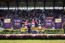 Foto: Die drei besten Springreiter der FEI World Championships Aachen 2026 (v.l.n.r.): Thibeau Spits, Steve Guerdat und Harry Charles. Davor gratuliert Patrick Aoun (Präsident & CEO bei Longines) - Fotograf: ALRV/Jasmin Metzner Foto: Die drei besten Springreiter der FEI World Championships Aachen 2026 (v.l.n.r.): Thibeau Spits, Steve Guerdat und Harry Charles. Davor gratuliert Patrick Aoun (Präsident & CEO bei Longines) - Fotograf: ALRV/Jasmin Metzner