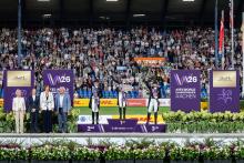 Foto: Drei strahlende Medaillengewinnerinnen (v.l.n.r): Cathrine Laudrup-Dufour, Charlotte Fry und Isabell Werth. Links daneben (v.l.n.r.): Ursula von der Leyen (Präsidentin der Europäischen Kommission), Diana Al Shaer (FEI Board Member & Chair Dressage Committee), Stefanie Peters (Präsidentin des Aachen-Laurensberger Rennvereins) und Ernst Tanner (Executive Chairman of the Board of Directors of Lindt & Sprüngli AG) -Fotograf: ALRV/Jas Foto: Drei strahlende Medaillengewinnerinnen (v.l.n.r): Cathrine Laudrup-Dufour, Charlotte Fry und Isabell Werth. Links daneben (v.l.n.r.): Ursula von der Leyen (Präsidentin der Europäischen Kommission), Diana Al Shaer (FEI Board Member & Chair Dressage Committee), Stefanie Peters (Präsidentin des Aachen-Laurensberger Rennvereins) und Ernst Tanner (Executive Chairman of the Board of Directors of Lindt & Sprüngli AG) -Fotograf: ALRV/Jas