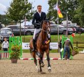Foto: Drumiller True Blue bescherte Fynn Müller-Rulfs Platz eins im klassischen S-Springen des Havekoster Springfestivals - Fotograf: J: Luther Foto: Drumiller True Blue bescherte Fynn Müller-Rulfs Platz eins im klassischen S-Springen des Havekoster Springfestivals - Fotograf: J: Luther