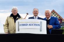 Foto: Auktionator Hendrik Schulze Rückamp mit Paul Schockemöhle und Ulli Kasselmann - Fotograf: © Thomas Hellmann Fotografie