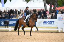 Foto: Jessica von Bredow-Werndl & Times Kismet: Auch in München ist`s die Goldene Schleife im Grand Prix der CDI 5*-Tour – Preis der iWEST Tierernährung - Fotograf: Hubert Fischer