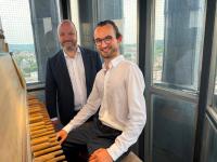 Foto: Komponist Marc Vogler (rechts) und Dr. Michael Ziemons, Oberbürgermeister der Stadt Aachen (links), trafen sich gemeinsam im Glockenturm des Aachener Rathauses, um in der Innenstadt eine erste Kostprobe der neuen WM-Hymne auf dem Glockenspiel zu präsentieren Foto: Komponist Marc Vogler (rechts) und Dr. Michael Ziemons, Oberbürgermeister der Stadt Aachen (links), trafen sich gemeinsam im Glockenturm des Aachener Rathauses, um in der Innenstadt eine erste Kostprobe der neuen WM-Hymne auf dem Glockenspiel zu präsentieren