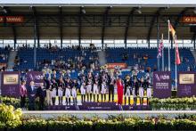Foto: Das sind sie, die ersten Medaillengewinner der FEI World Championships Aachen 2026: Bronze geht ans britische Team, Silber an die Dänen und Gold an die deutsche Equipe - Fotograf: ALRV/Jasmin Metzner Foto: Das sind sie, die ersten Medaillengewinner der FEI World Championships Aachen 2026: Bronze geht ans britische Team, Silber an die Dänen und Gold an die deutsche Equipe - Fotograf: ALRV/Jasmin Metzner