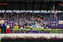 Foto: Die drei Einzel-Medaillengewinner in der Vielseitigkeit (v.l.n.r): Rosalind Canter, Michael Jung und Laura Collet. Links vom Podium (v.l.n.r.): Ingmar De Vos (FEI Präsident and IOC Executive Board Member), David O'Connor (FEI Chair Eventing Committee), Silke Dornik (Sales Director DHL eCommerce) und Stefanie Peters (Präsidentin des ALRV) - Fotograf: ALRV/Jasmin Metzner Foto: Die drei Einzel-Medaillengewinner in der Vielseitigkeit (v.l.n.r): Rosalind Canter, Michael Jung und Laura Collet. Links vom Podium (v.l.n.r.): Ingmar De Vos (FEI Präsident and IOC Executive Board Member), David O'Connor (FEI Chair Eventing Committee), Silke Dornik (Sales Director DHL eCommerce) und Stefanie Peters (Präsidentin des ALRV) - Fotograf: ALRV/Jasmin Metzner