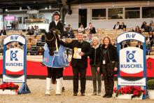 Foto: Nis Jerker Struve gewann 2024 das Finale des Kuschel Cups in der Dressur im Sattel des Trakehner Wallachs Carpe Diem SF - Fotograf: RathmannVerlag/Tina Siebenhaar Foto: Nis Jerker Struve gewann 2024 das Finale des Kuschel Cups in der Dressur im Sattel des Trakehner Wallachs Carpe Diem SF - Fotograf: RathmannVerlag/Tina Siebenhaar