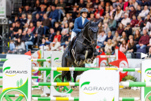 Foto: Alexa Stais, hier mit dem Oldenburger Hengst Chad Blue beim AGRAVIS-Cup Oldenburg 2025, ging bei der WM in Aachen mit dem Holsteiner Wallach Cornflake CR für Zypern an den Start. - Fotograf: AGRAVIS Raiffeisen AG/Sportfotos Lafrentz