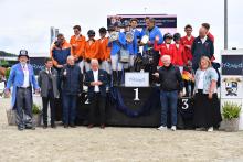 Foto: Das Podium im „LET'S GET HOOVED!“ CSIOJ FEI Jumping Nations Cup Youth der Junioren - Fotograf: © Foto Rüchel Foto: Das Podium im „LET'S GET HOOVED!“ CSIOJ FEI Jumping Nations Cup Youth der Junioren - Fotograf: © Foto Rüchel