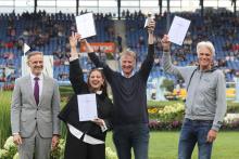 Foto: Viele strahlende Gesichter bei der Verleihung der „Silbernen Kamera“ (v.l.n.r.): Dr. Thomas Förl (ALRV-Aufsichtsratsmitglied), Madeleine Delp Bergsjø (2. Platz), Peter Nixon (1. Platz) und Arnd Bronkhorst (3. Platz) - Fotograf: ALRV/Andreas Steindl Foto: Viele strahlende Gesichter bei der Verleihung der „Silbernen Kamera“ (v.l.n.r.): Dr. Thomas Förl (ALRV-Aufsichtsratsmitglied), Madeleine Delp Bergsjø (2. Platz), Peter Nixon (1. Platz) und Arnd Bronkhorst (3. Platz) - Fotograf: ALRV/Andreas Steindl