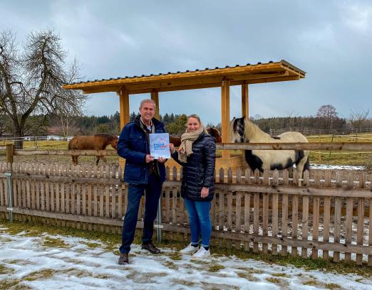 Foto: Jürgen Blum, Geschäftsführer der Hippo Veranstaltungs GmbH Rechts: Stefanie Seifert, Hausleitung des Albert-Schweitzer Familienwerks Bayern e.V.