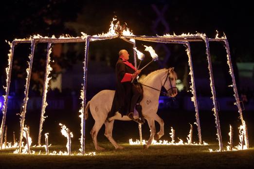 Foto: Lusitano im Feuerzauber - der Feuerreiter Roland Heiss in Wiesbaden - Fotograf: Sportfotos-Lafrentz