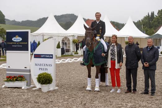 Foto: Das Gremium des Meggle CoH gratuliert Söhnke Rothenberger: Petra Hofmann (Ausbilderin), Reinhard Richenhagen (Richter), Herman Erwer (Steward) - Fotograf: Sportfotos-Lafrentz.de