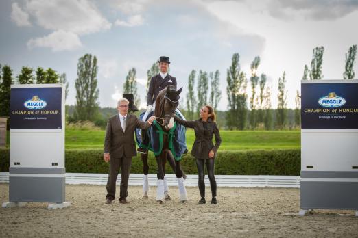 Foto: Bestnoten für Daily Mirror und seinen Reiter Benjamin Werndl (Aubenhausen); Wolfgang Schierloh (Richter) und Rebecca Gutman (Veranstalterin) gratulieren - Fotograf: Nadine Harms