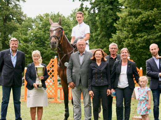 Foto: Der Sieger im Preis der Landeshauptstadt Wiesbaden, Brian Klimutta auf New-Cantea, mit ‚großem Bahnhof‘ und WRFC-Präsidentin Kristina Dyckerhoff stemmt den immensen Pokal - Fotograf: Oliver Neuhof