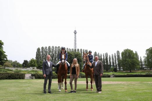 Foto: Vorgeschmack auf GJB: Pferde im Sommergarten begleitet von Peter Fröhlich, Anne Scherer, Laura Klaphake, Charlotte Höing, Volker Wulff - Fotograf: ACP Andreas Pantel