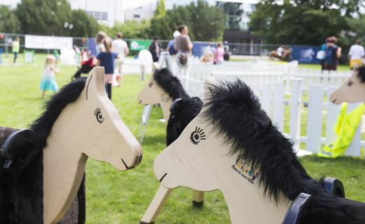 Foto: Der Verein Pferde für unsere Kinder präsentiert den Ponyclub für die kleinen Besucher der Paderborn Challenge auf dem Schützenplatz - Fotograf: Thomas Hellmann