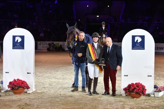 Foto: Marie Ligges, Siegerin des HGW-Bundesnachwuchschampionat 2017 mit Hans Günther Winkler und Ihrem Vater, Kai Ligges - Fotograf: Foto-Design gr. Feldhaus