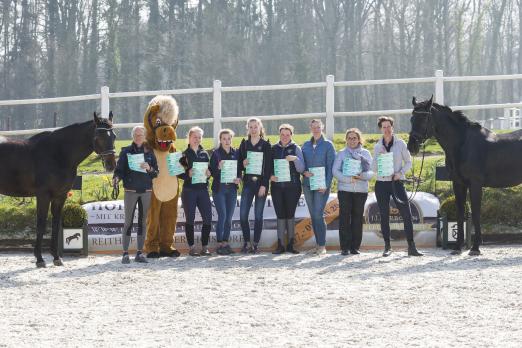 Foto: Der Reit und Fahrverein Hoistorf gewinnt den Dokumentationswettbewerb der J.J.Darboven Vereins-Initiative, 2 v.r. Ute Lund, Unternehmenskommunikation und PR bei J.J.Darboven - Fotograf: JeanGeorgesToffi