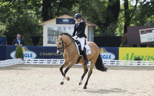 Foto: Siegten in der 2. Qualifikation des Pony Dressur-Derby: Laura Sophie Wiens (GER), mit Dance for Me - Fotograf: Thomas Hellmann