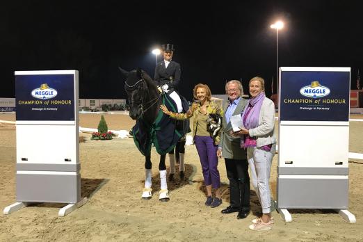 Foto: Die Führende im Ranking des MCoH Victoria Michalke mit Marina und Toni Meggle, Petra Hofmann gratuliert für den Veranstalter - Fotograf: Veranstalter