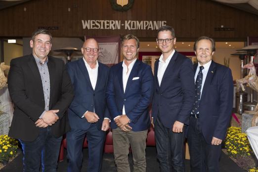 Foto: Die Teilnehmer der Talkrunde auf dem roten Sofa:Dirk Gerkens (Deutscher Vizemeister der Vierspänner), Veranstalter Volker Wulff (EN GARDE Marketing), Markus Krösche (SC Paderborn 07), Dr. Carsten Linnemann (MdB) und Meinolf Päsch (Vorstand TuPaRe) - Fotograf: Thomas Hellmann Foto: Die Teilnehmer der Talkrunde auf dem roten Sofa:Dirk Gerkens (Deutscher Vizemeister der Vierspänner), Veranstalter Volker Wulff (EN GARDE Marketing), Markus Krösche (SC Paderborn 07), Dr. Carsten Linnemann (MdB) und Meinolf Päsch (Vorstand TuPaRe) - Fotograf: Thomas Hellmann