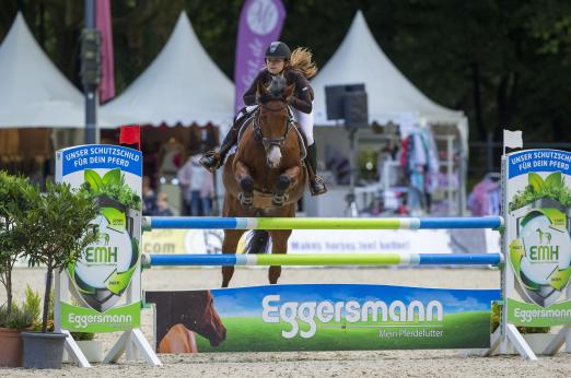 Foto: Caroline Clemens mit Lordanos Lausemädchen, Siegerin im Eggersmann Junior Cup Finale - Fotograf: Stefan Lafrentz