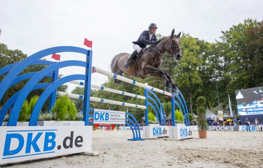 Foto: Julien Epaillard ritt in Paderborn in einer eigenen Liga und siegte unter anderem mit Quatrin de la Roque im Großen Preis von Paderborn - Fotograf: sportfotos-lafrentz.de