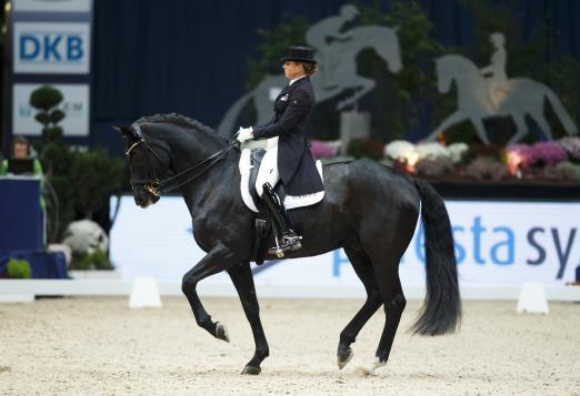 Foto: Siegerin im Grand Prix - Dorothee Schneider mit Ullrichs Equine´s St. Emilion - Fotograf:Sportfoto Lafrentz