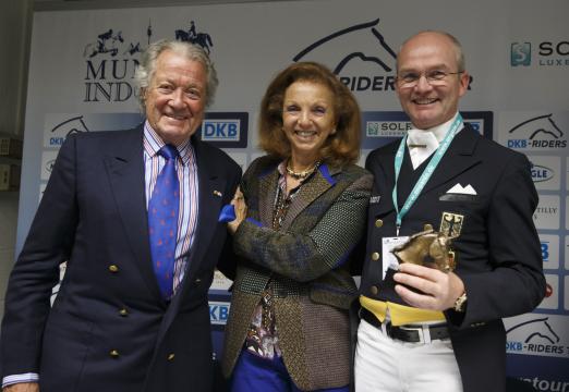 Foto: Toni und Marina Meggle mit dem Sieger der "Meggle Champion of Honour" Hubertus Schmidt - Fotograf: Thomas Hellmann