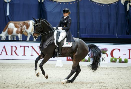 Foto: Siegerin im Grand Prix Special Dorothee Schneider mit Showtime - Fotograf: Sportfotos-Lafrentz.de