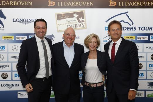 Foto: Freuen sich auf den Derby-Start: Frank Hilgenberg (J.J.Darboven), Veranstalter Volker Wulff, Meredith Michaels-Beerbaum und Bernd Zierold (Mercedes-Benz) - Fotograf: Toffi-Images