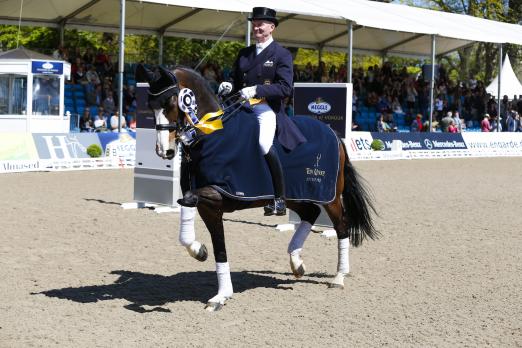 Foto: Reitmeister Hubertus Schmidt (GER) mit Hedelunds Mephisto gewinnt den Grand Prix de Dressage, Preis des Helenhofes - Fotograf: Thomas Hellmann