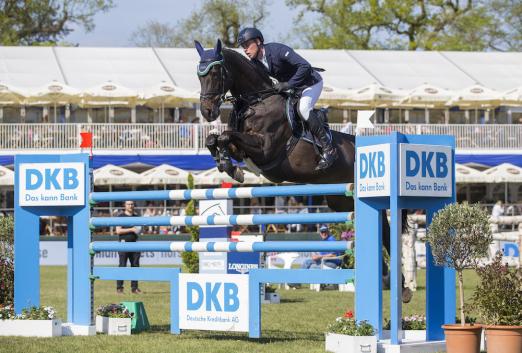 Foto: Mario Stevens (GER) Sieger in der 2. Qualifikation zum Deutschen Spring-Derby -Preis der Deutschen Kreditbank AG, 2. Qulifiaktion zur DKB-Riders Tour - Fotograf: Sportfotos-Lafrentz.de