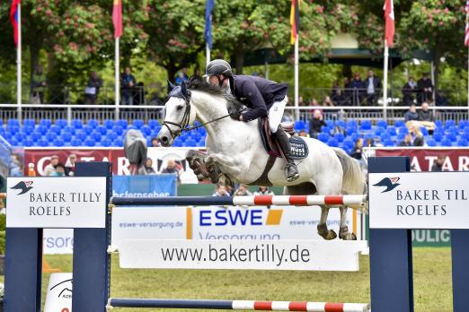 Foto: Felix Haßmann gewinnt in Wiesbaden die dritte Etappe der Baker Tilly Roelfs Trophy 2016 mit SL Brazonado - Fotograf: Karl-Heinz Frieler